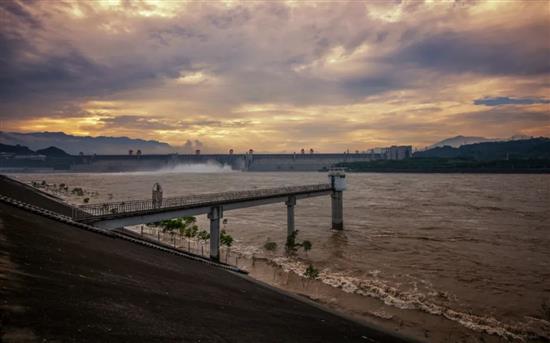 三峡枢纽工程加快腾库，全力迎接新一轮洪水。摄影：程功